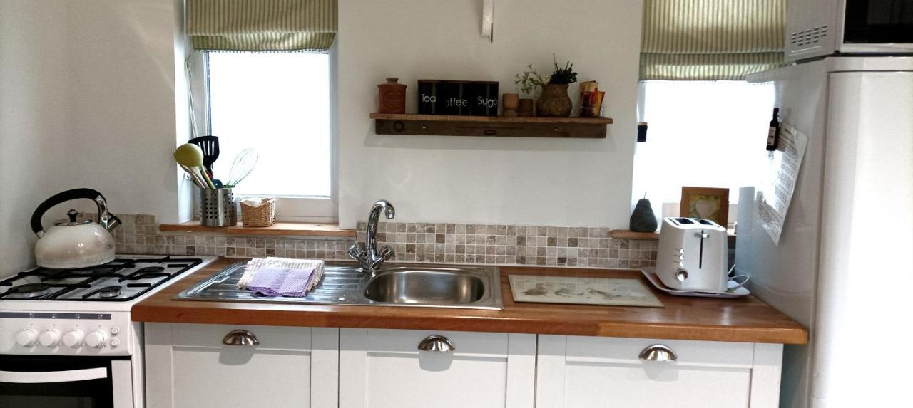 The Wood Cottage สการ์โบโรห์ ภายนอก รูปภาพ